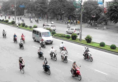 After one month of implementation of new school and office timings, traffic has eased on Dai Co Viet Street in Hanoi (Photo: SGGP)